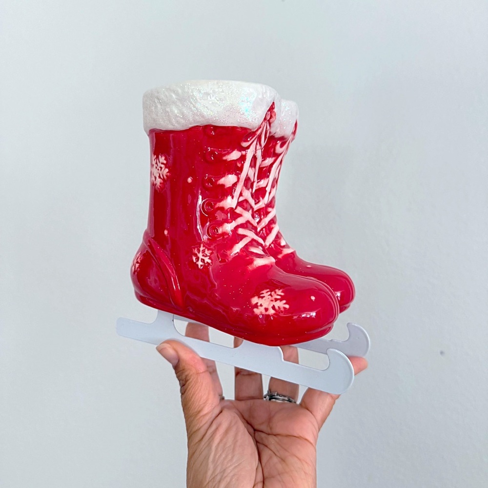 GOODIES Red Ice Skating Boots Cinnamon Twirl Scented Christmas Candle